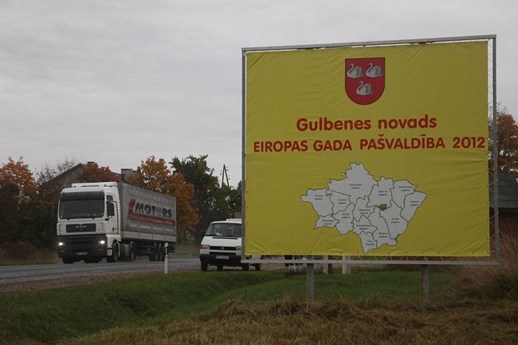 Uzstāda divus banerus