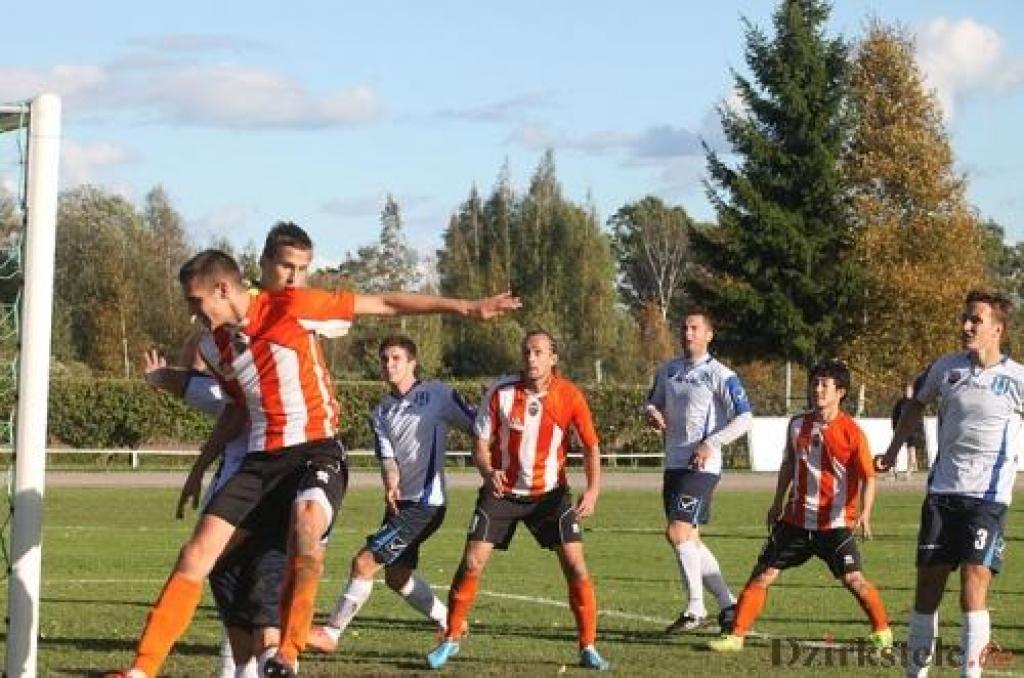 Futbols: turpinās cīņa par palikšanu virslīgā