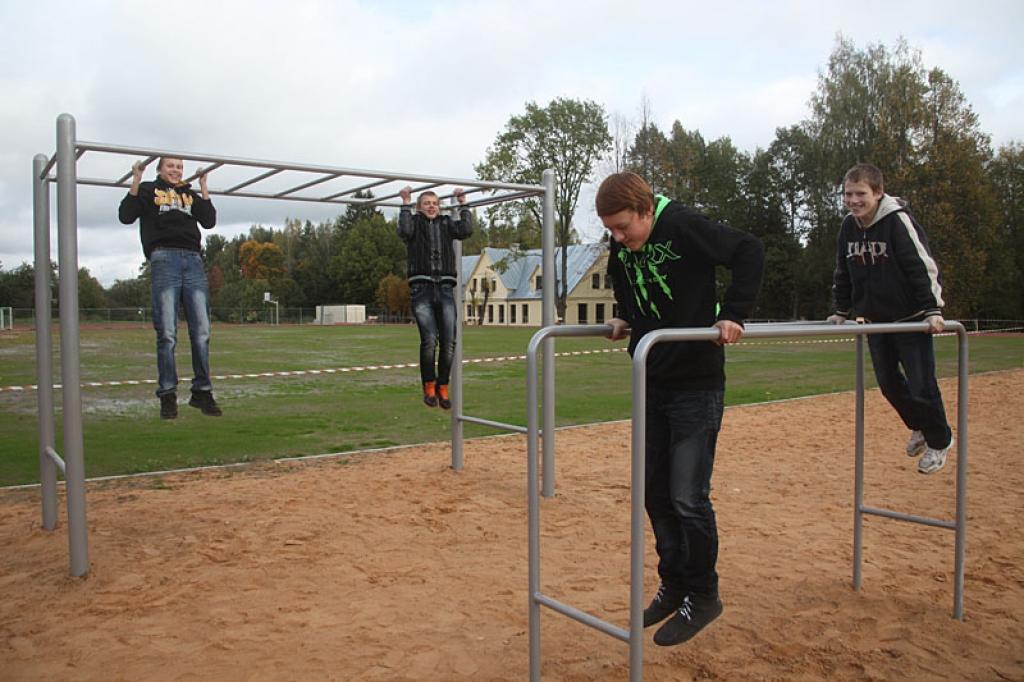 Jauno sporta laukumu Stāmerienā iemēģina gan skolēni, gan pagasta jaunieši