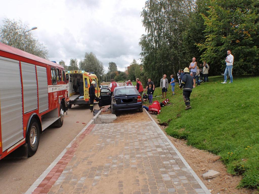 Cēsis: piedzēries autovadītājs traumē trīs bērnus