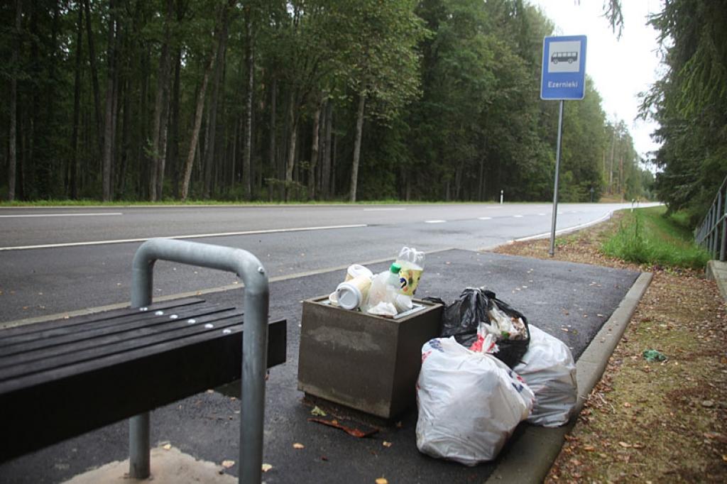 Izmet atkritumus un bojā ceļu aprīkojumu