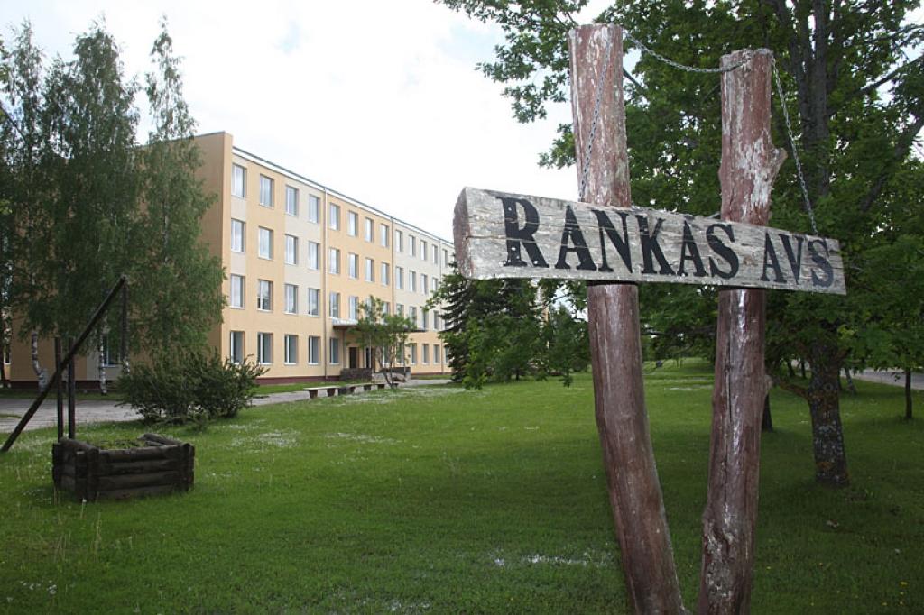 Arodvidusskolas audzēkņus piesaista, kā vien var