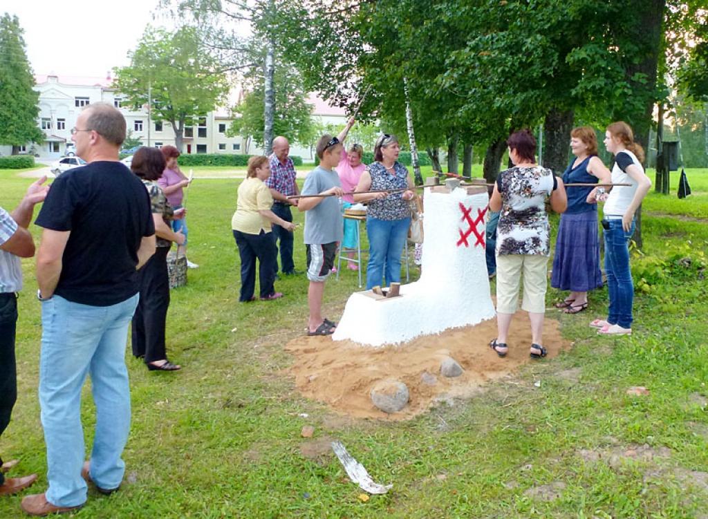 Uzdāvina divas brīvdabas krāsnis
