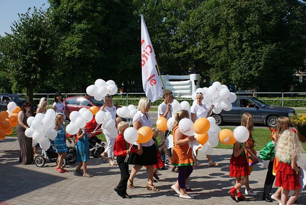 Pilsētas svētkos zīmē vēlējumus Latvijas paraolimpiešu izlasei