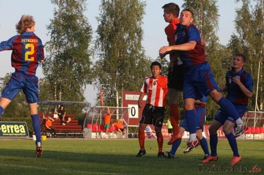 Futbols: gulbenieši atzīst jelgavnieku pārākumu