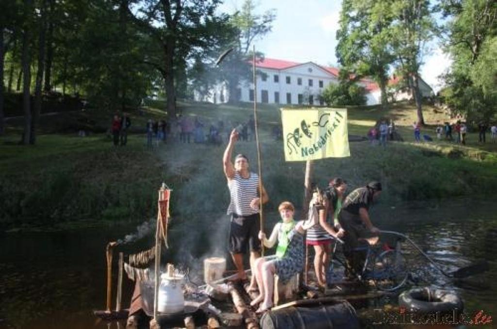 Pededzes svētki apbur ar neuzspēlētu sirsnību
