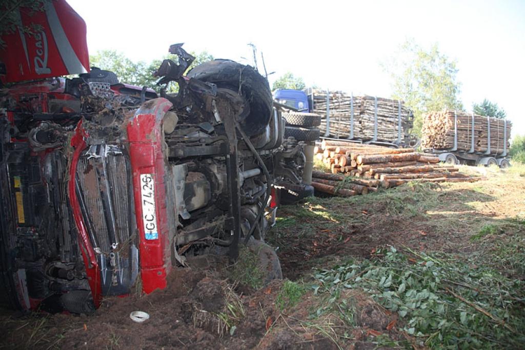 Plīstot riepai, apgāžas automašīna "Scania" ar piekabi