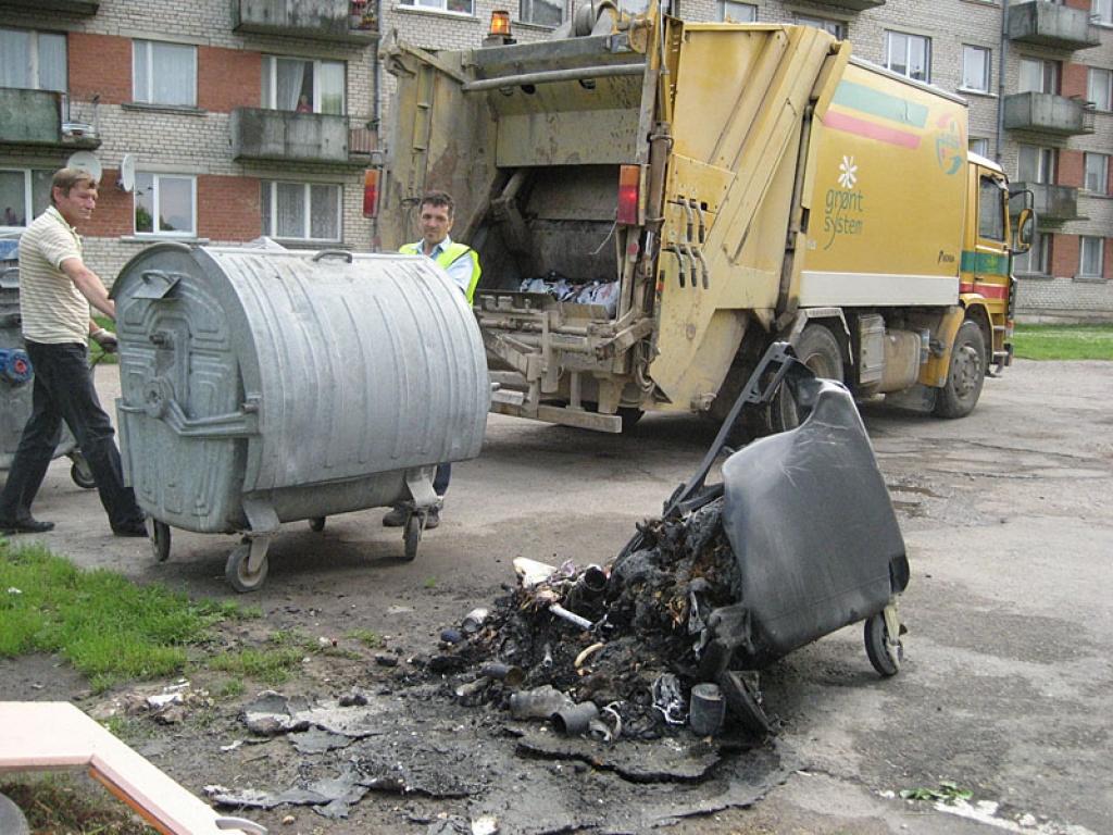 Ugunsgrēkā izkūst atkritumu konteiners