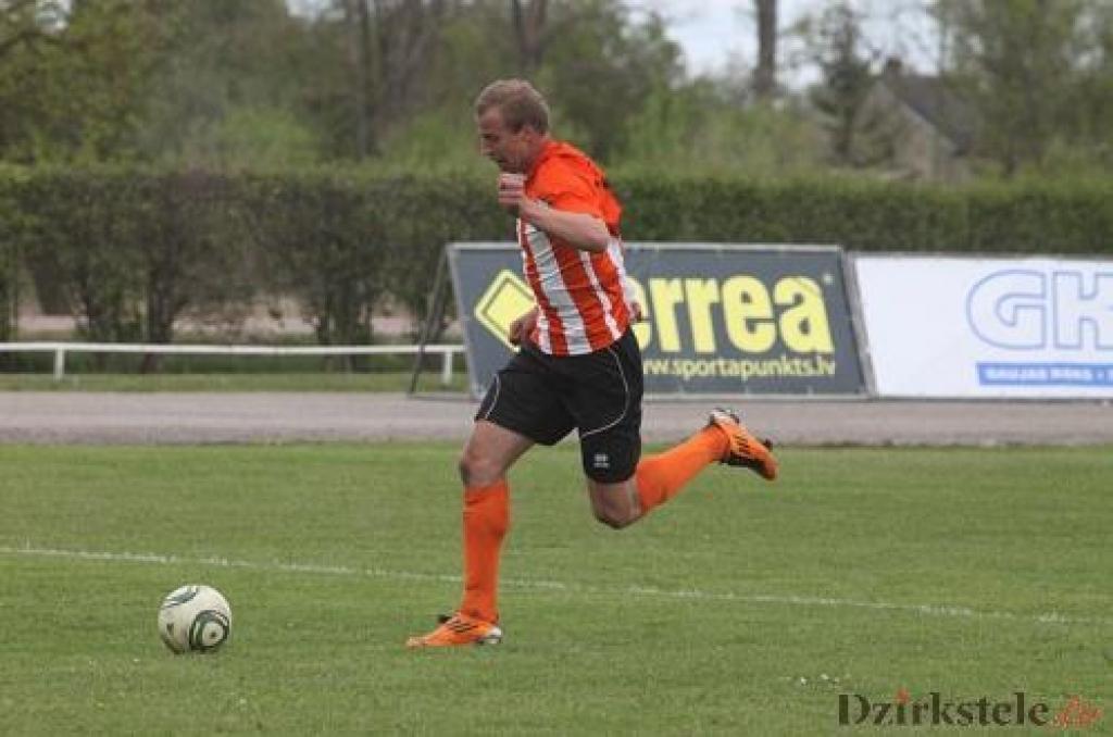 Futbols: gulbenieši iegūst "zelta punktu"