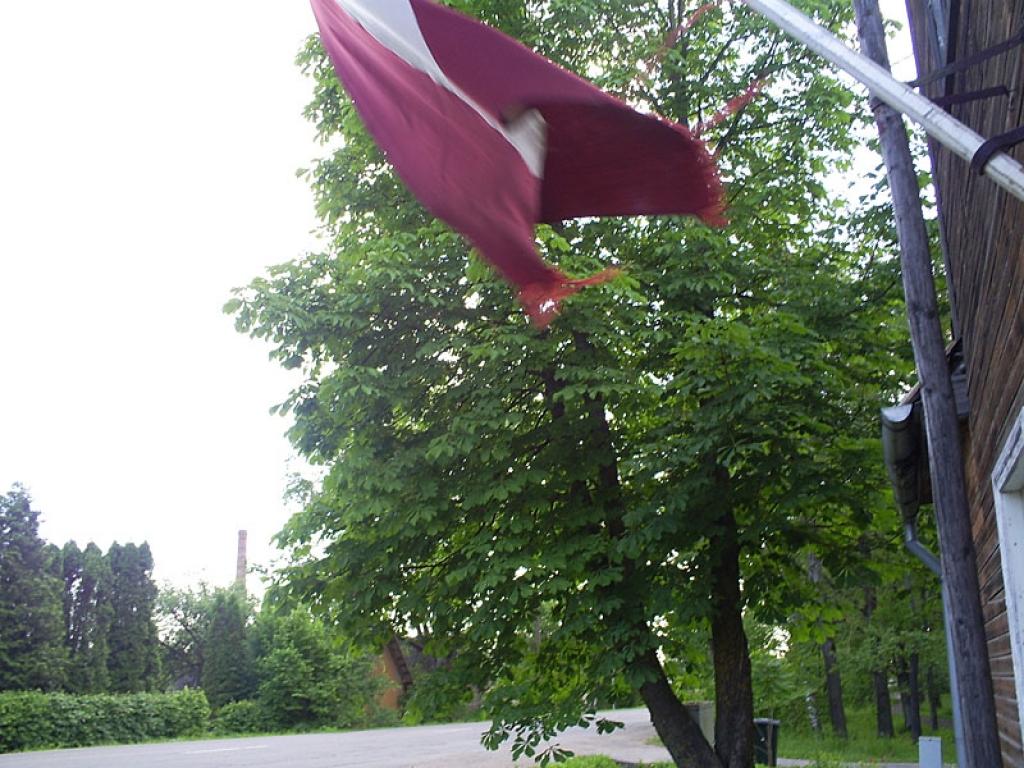 Satrauc noskrandis karogs