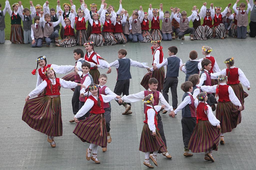 Gulbenē tautas dejas izdejo tūkstošiem bērnu