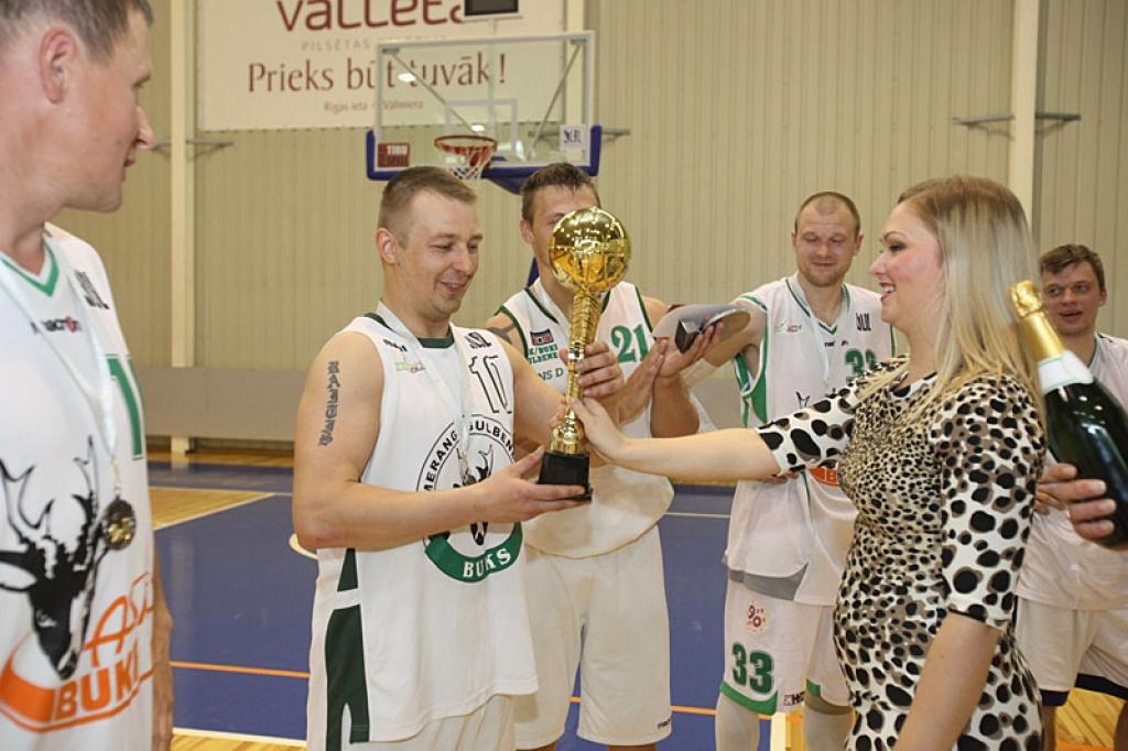 "Egila Čakara piemiņas kauss" basketbolā: uzvaras lauri - ciemiņiem