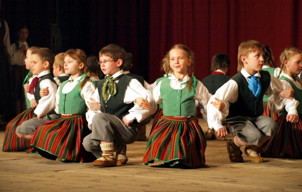 Gulbeni piedejos tūkstošiem bērnu