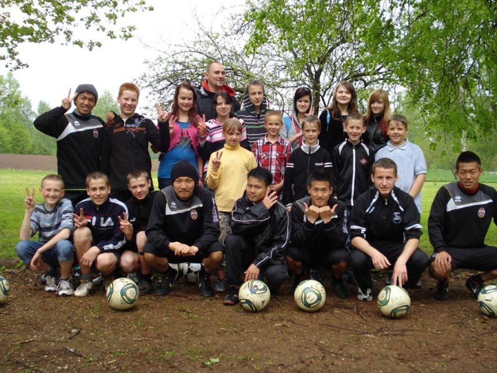 Futbolisti viesojas skolās
