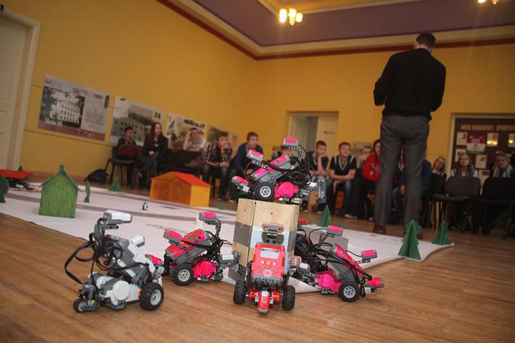 Gulbenes jaunieši atkal būvēs robotus