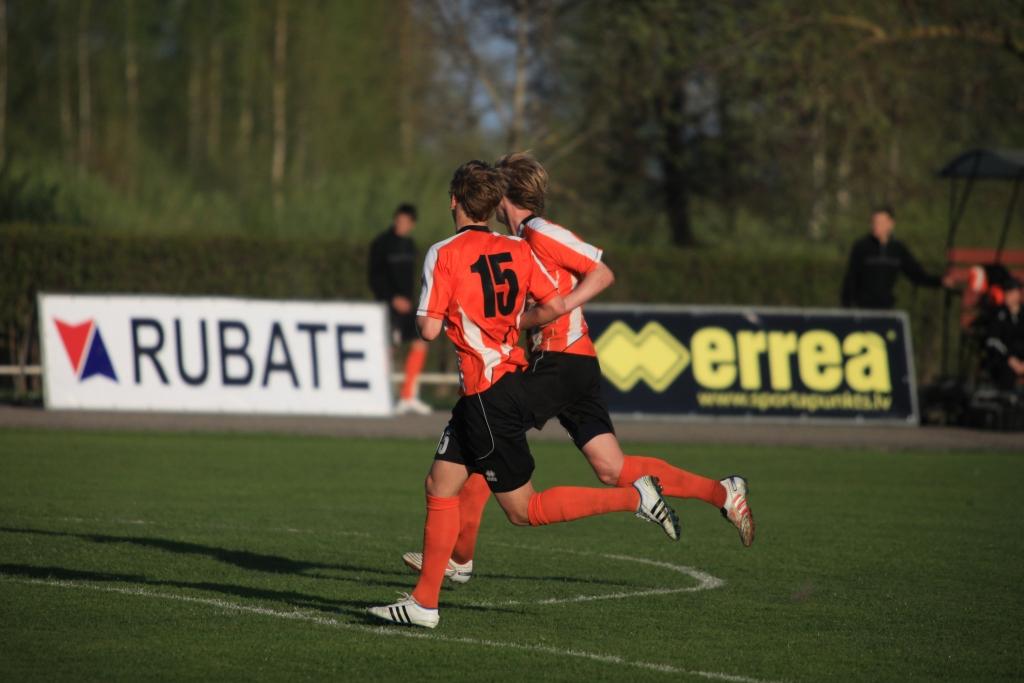 Futbols: pārspēj liepājniekus