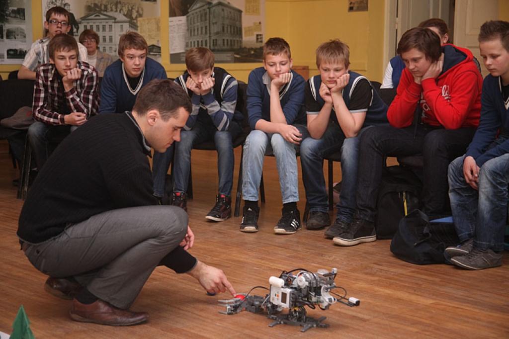 Skolēni būvē robotus