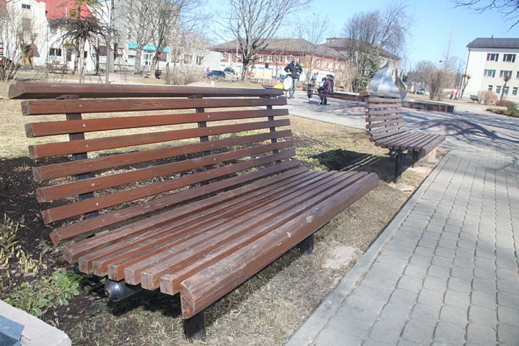 Iedzīvotāji pilsētas parkos un skvēros vēlas vairāk soliņu