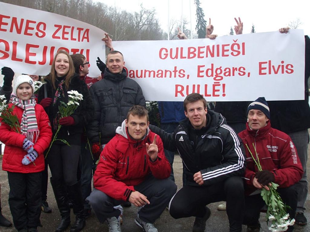 Gulbenieši lepojas ar saviem bobslejistiem