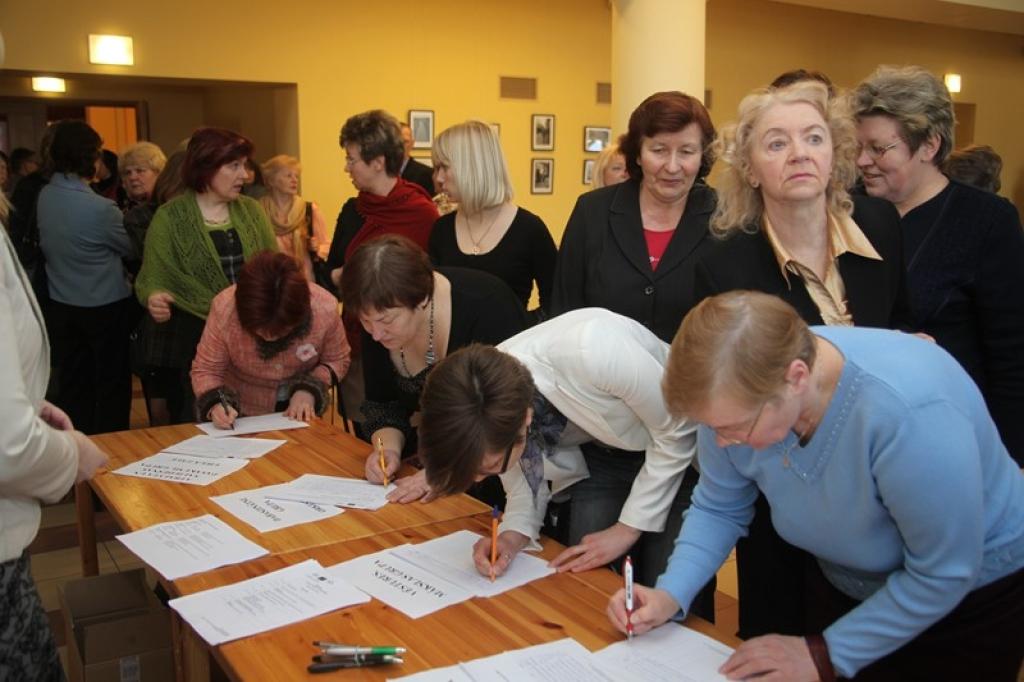 Skolēni atpūšas, pedagogi mācās