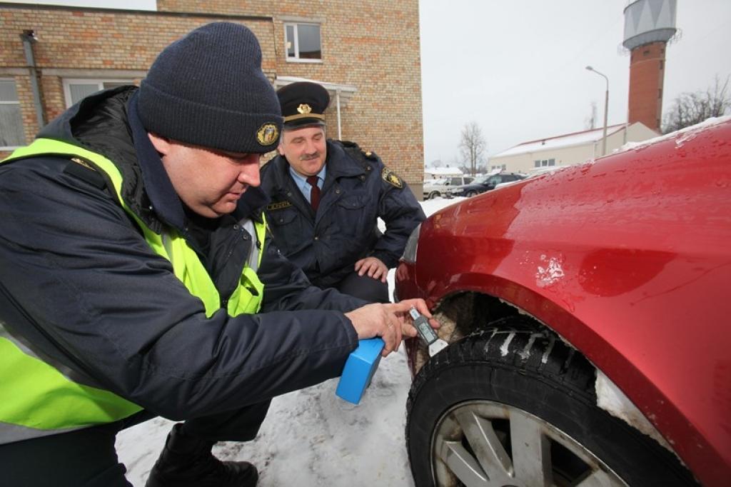 Riepu protektoru dziļumu policisti ikdienā nemērīs