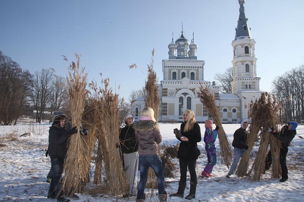 Stāmerienā pļauj niedres Novada svētkiem