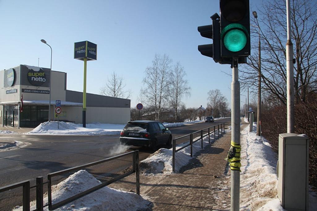 Luksofors Blaumaņa ielā atkal sabojāts
