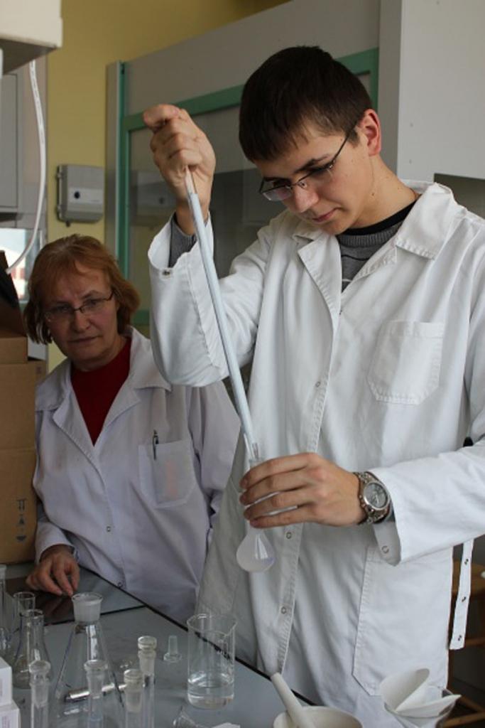 Lizumnietis iepazīst ķīmiķa darbu „Grindeks” Kvalitātes kontroles laboratorijā 