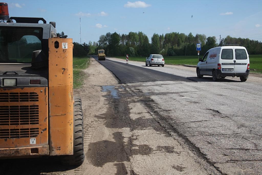 Turpina labot ceļus