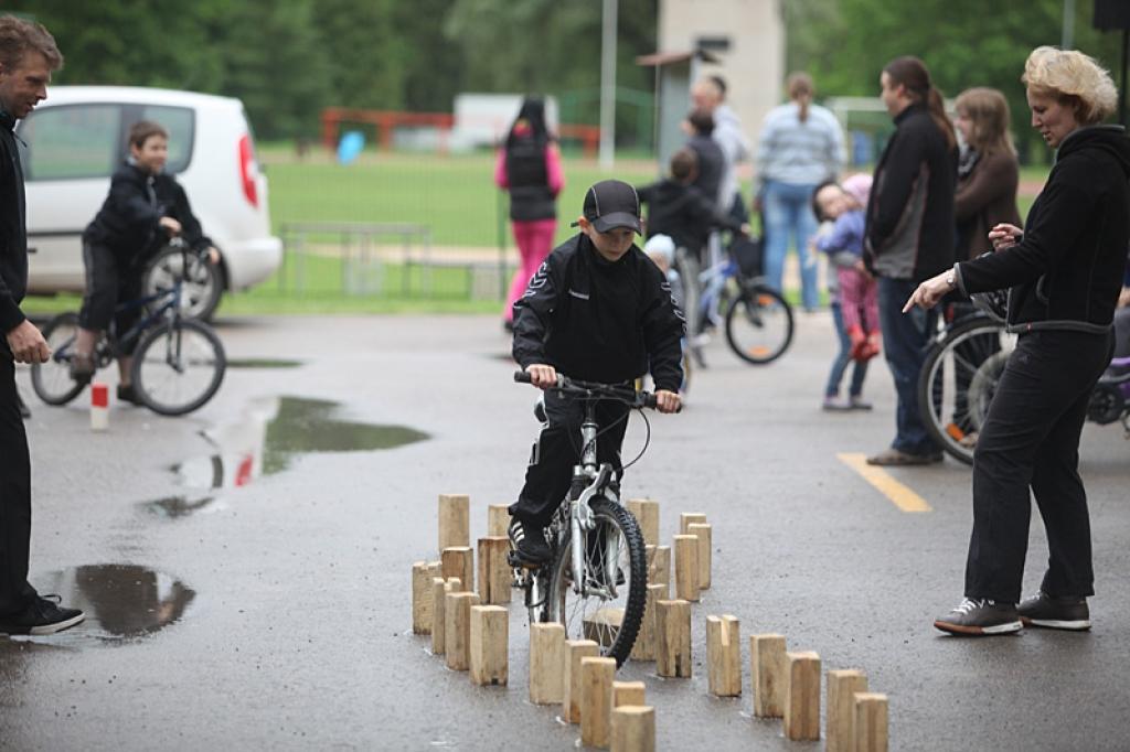 Mazie velosipēdisti brauc veiklības sacensībās