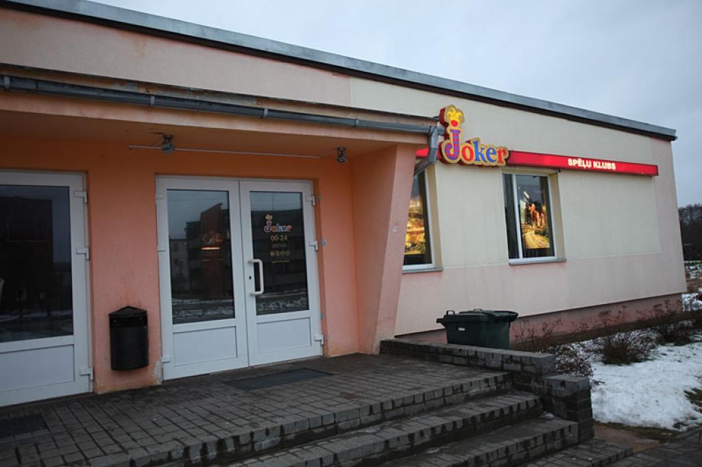 Peldbaseina ēku iegūst “Joker LTD”