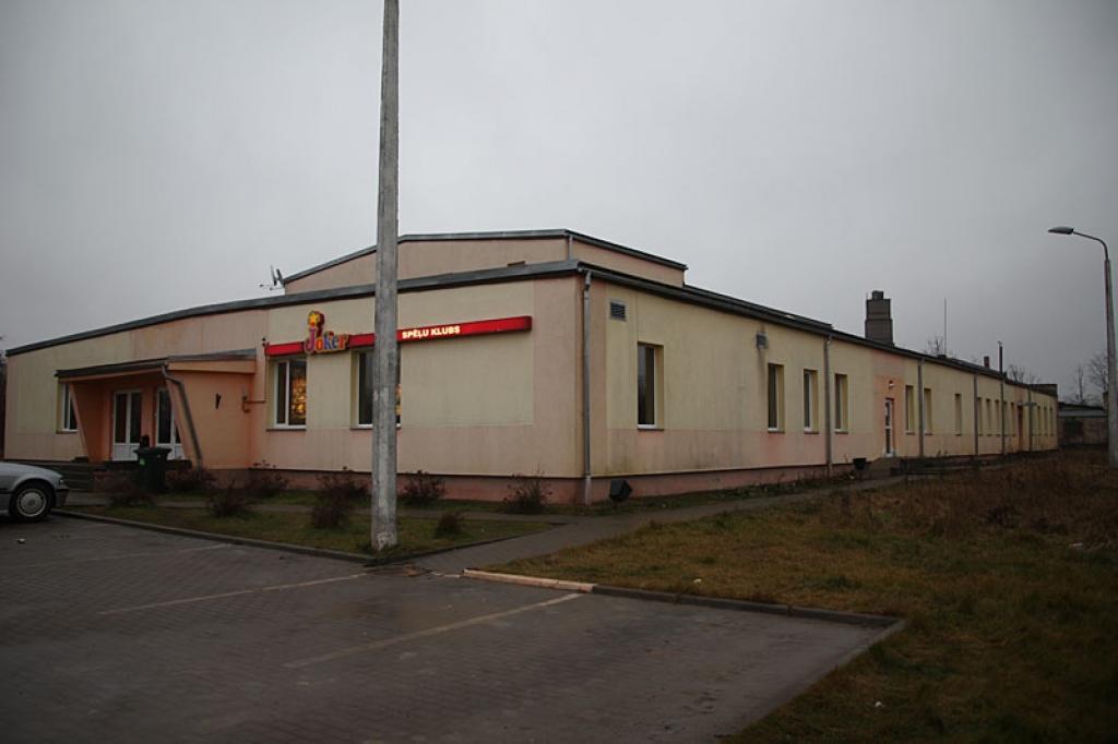 Vēlas pirkt ēku ar peldbaseinu