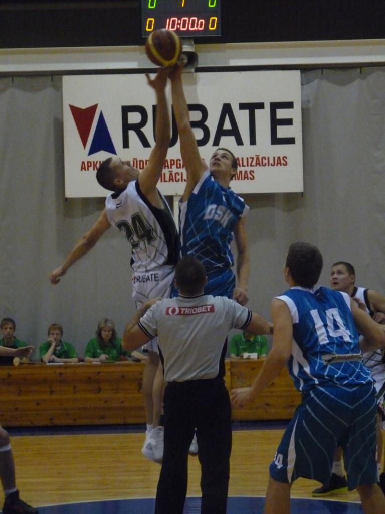 Basketbols: sīvā cīņā spēles pagarinājumā tomēr zaudē