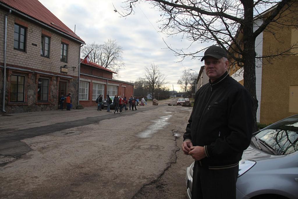 Vēlas sakārtot Stāķu ceļu