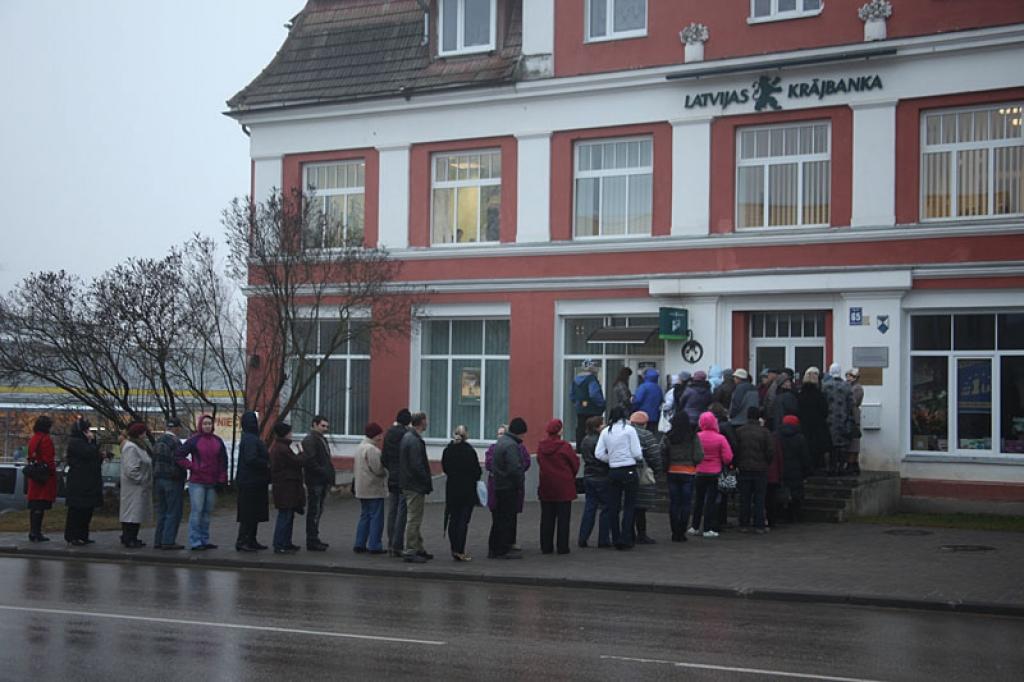 "Latvijas Krājbankas" klienti bankomātā izņem solītos 50 latus
