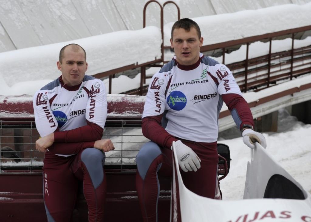 Bobslejs: Maskalāna vadītais četrinieks 3. vietā Austrijā