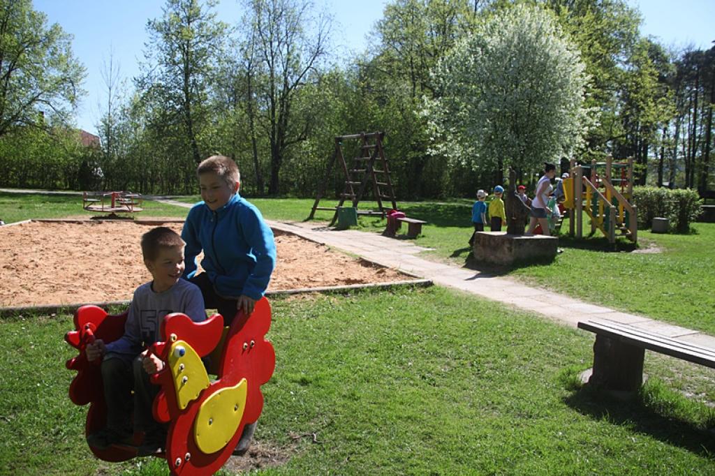 Uztrauc bojātas rotaļlaukuma ierīces
