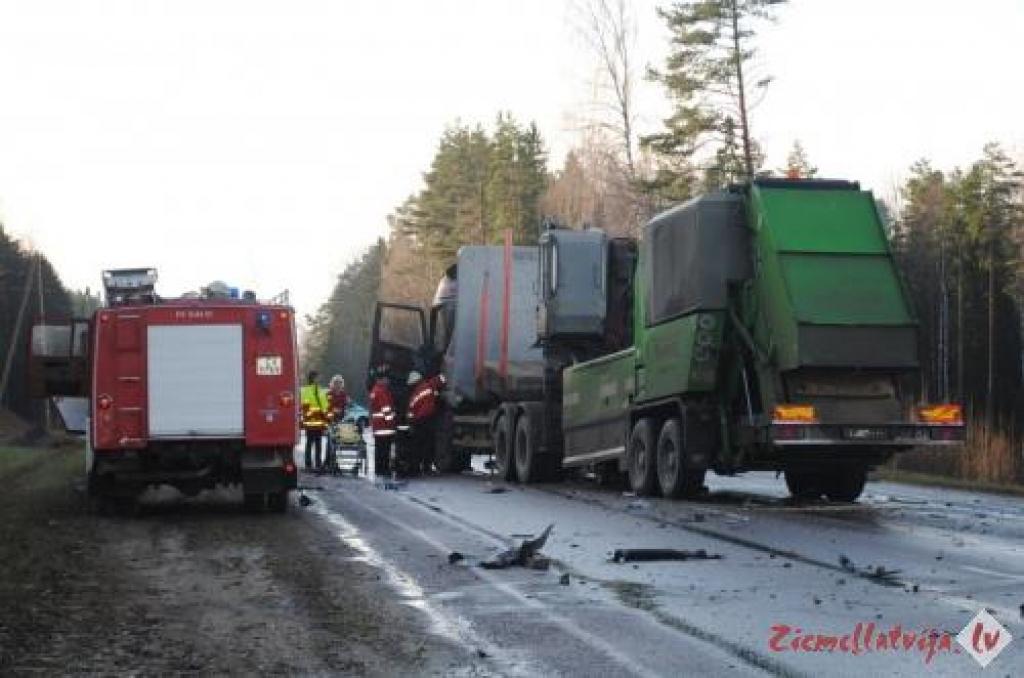 Notiek divu kravas automašīnu sadursme