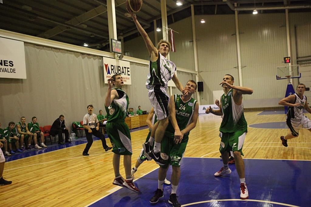 Basketbols: buki saglabā intrigu līdz pēdējai spēles sekundei