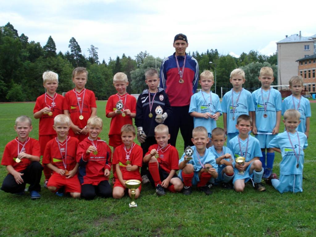 Futbols: jaunatnes čempionātā pārliecinoši uzvar gulbenieši