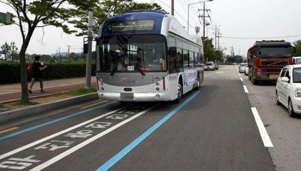 Dienvidkorejā radīts elektroautobuss, kas braukšanas laikā uzlādējas no īpaša ceļa