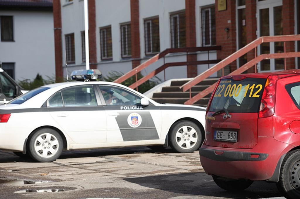 Policists brauc dzērumā