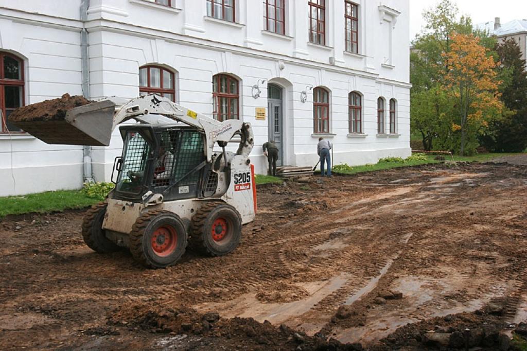 Sakārto laukumu pie ģimnāzijas