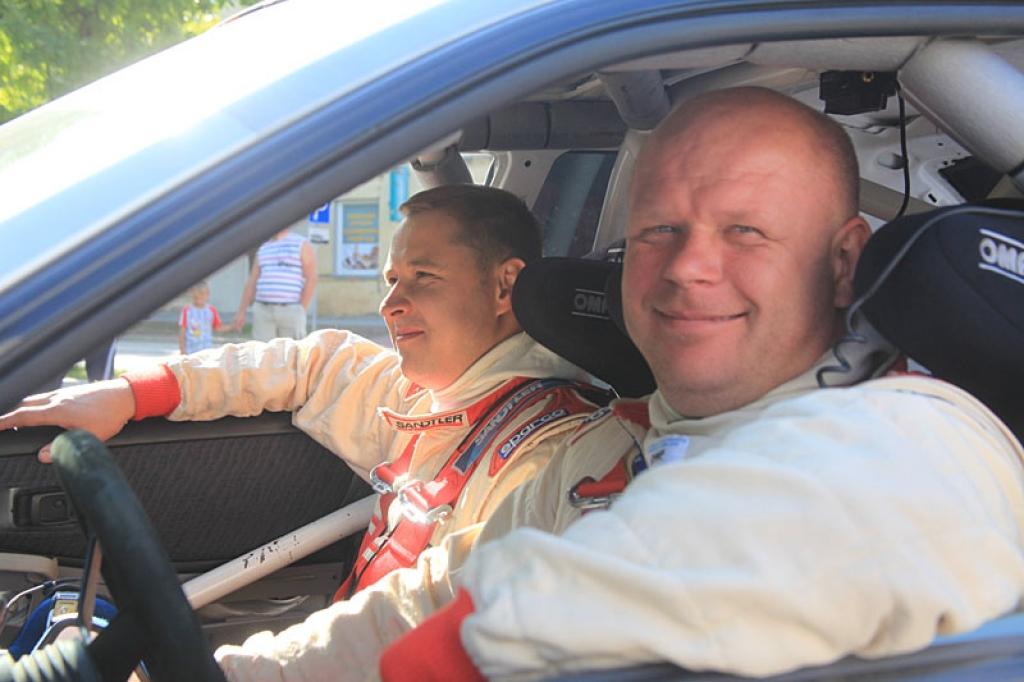 Piedalās rallijā “Latvija 2011”