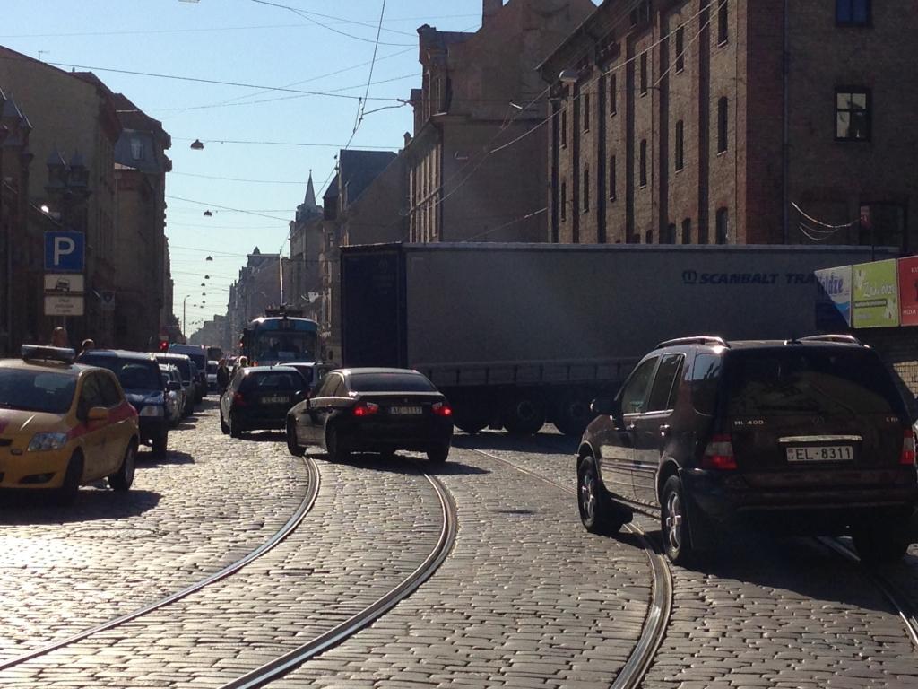 papildināts (10.16) - FOTO: Kravas auto uz pusstundu bloķē satiksmi Rīgas centrā