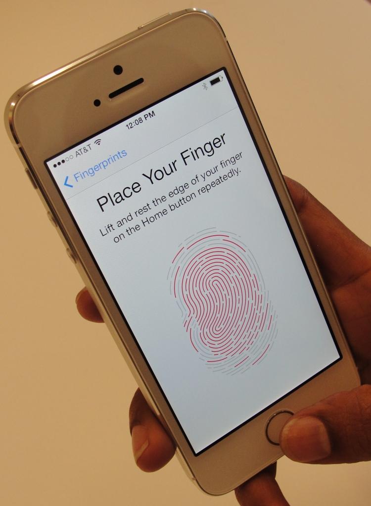 Apple prezentējusi «zelta iPhone» un «lēto iPhone»; par Latvijas tirgu nav zināms