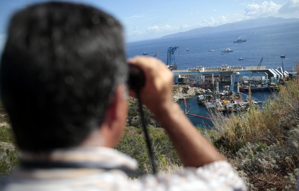 Papildināta ar foto - Costa Concordia vraks pacelts peldus stāvoklī