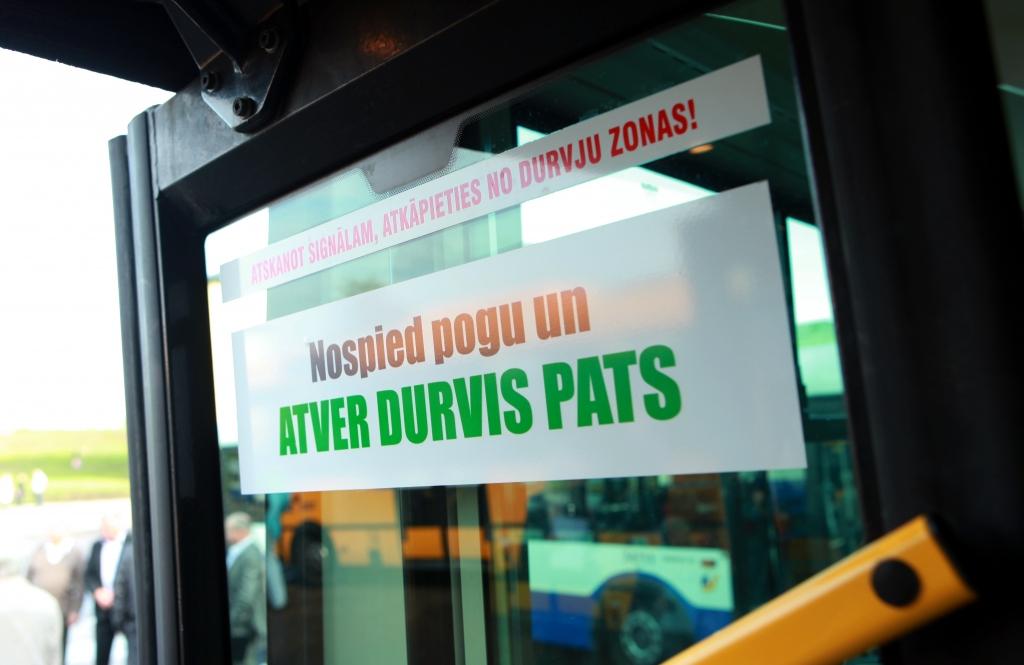 Rīgas satiksme radina iedzīvotājus atvērt sabiedriskā transporta durvis pašiem