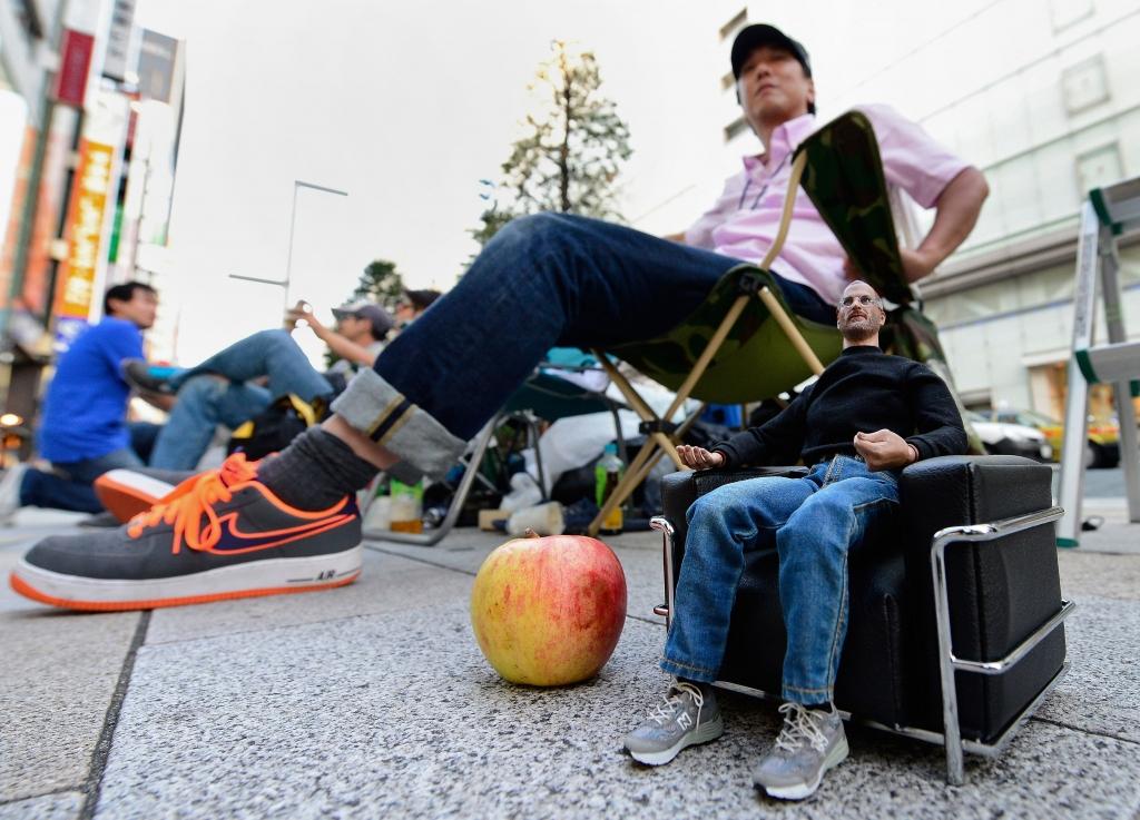 Gaidot jaunos iPhone: fani jau ieņēmuši pozīcijas pie veikaliem