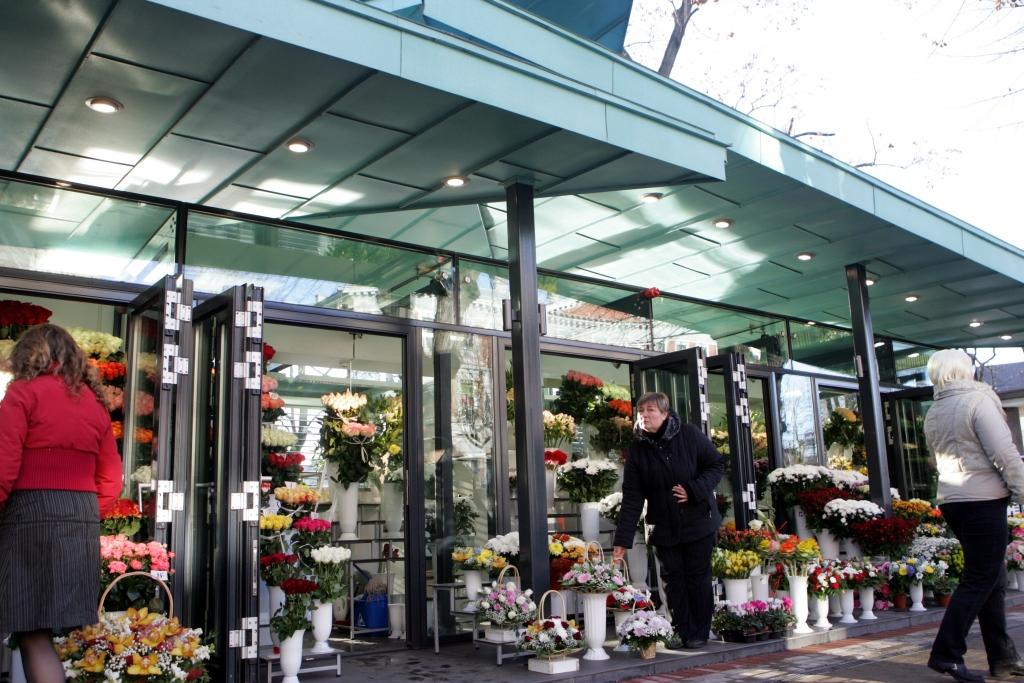 Saktas puķu tirgotāju strīdā par autostāvvietām kompromiss nav iespējams